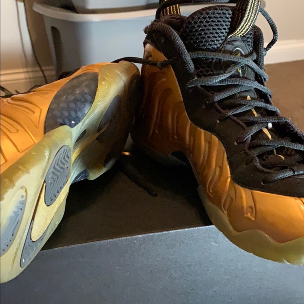 Gold foam deposit